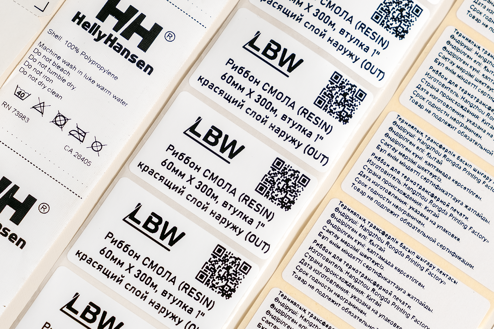 Этикетки для термотрансферной печати с QR-кодами и резиновыми компонентами.