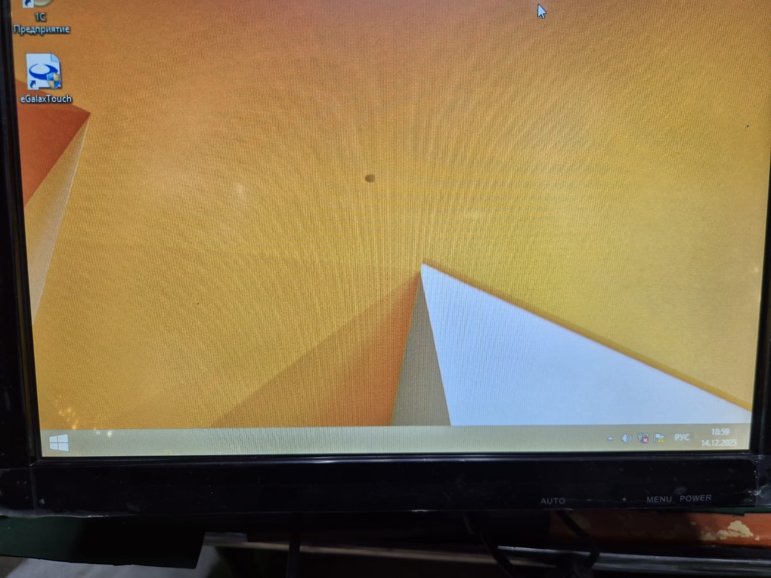 Ксенсорный монитор 15 дюймов с разрешением 1024x768, подключение через VGA и USB для точного взаимод.